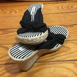 American Eagle Wedge Black/White Stripes